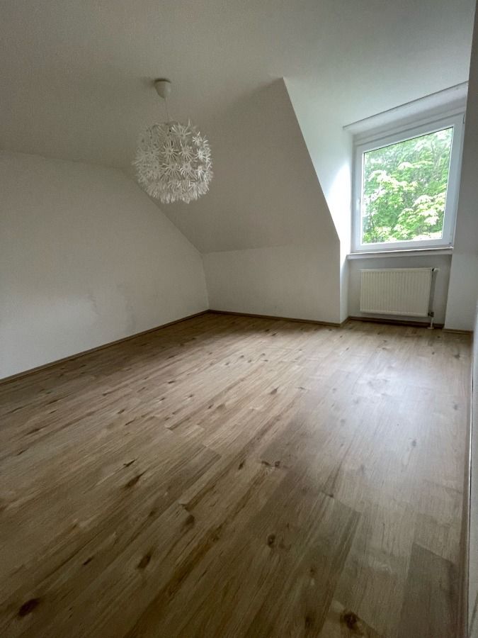 Helle 3-Zimmer Dachgeschosswohnung in Bielefeld (Quelle) zu vermieten. in Bielefeld