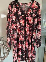 Kleid mit v-Ausschnitt, Gr. 2XL - schwarz mit pinkfarbenen Blumen Saarland - Sulzbach (Saar) Vorschau