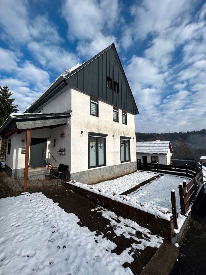 Großzügig saniertes Einfamilienhaus mit zusätzlichem Bauplatz auf 3000 qm Grundstück! in Wald-Michelbach