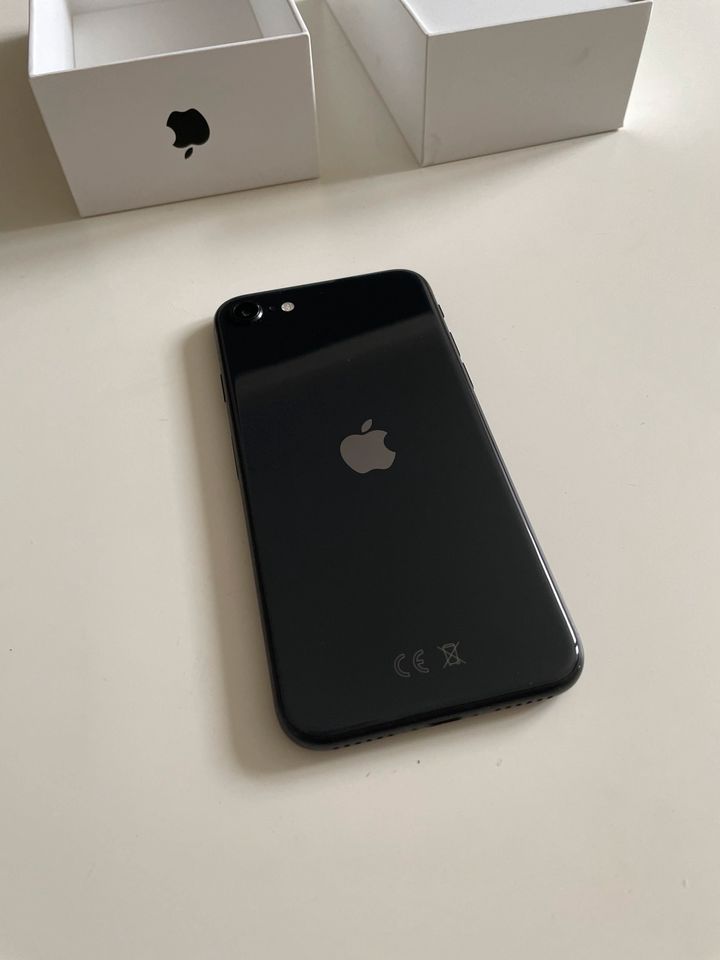 Apple iPhone SE 2020 64GB Black in Kassel