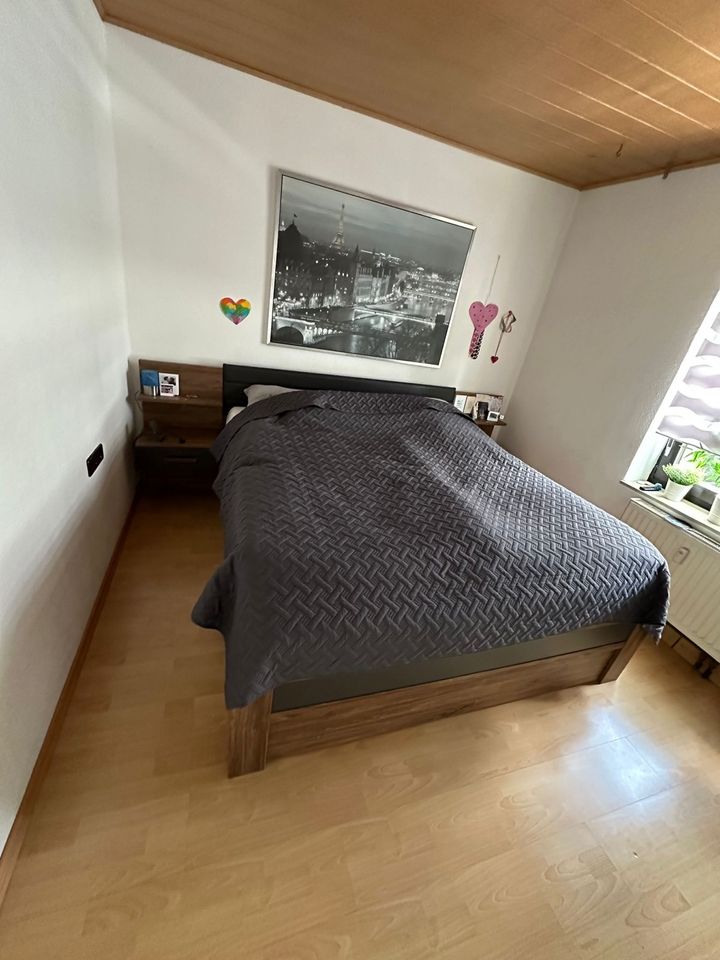 Doppel Bett 1,80mx2,00m mit Lattenrost & Matratzen in Eschweiler