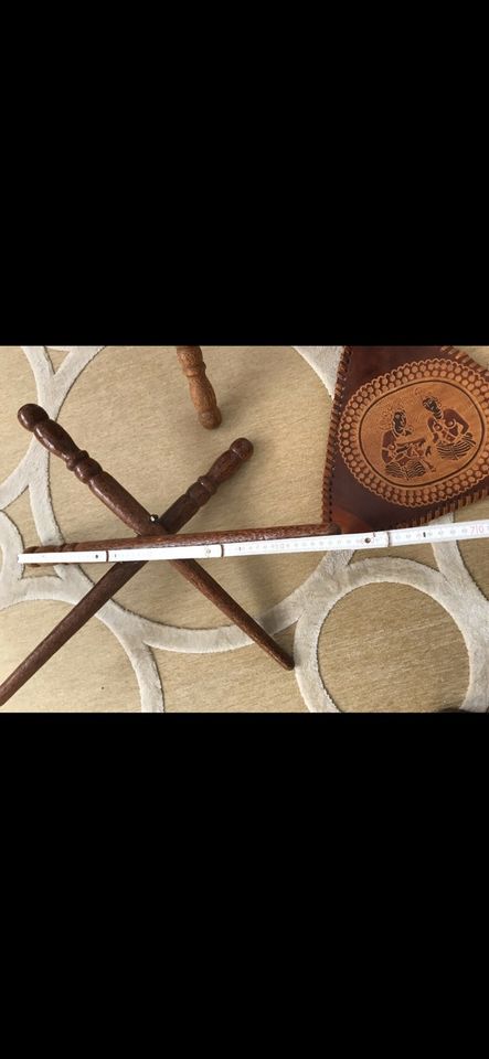 Dreibein Hocker / Stuhl, echt Leder echt Holz aus Sri Lanka in Königsbronn