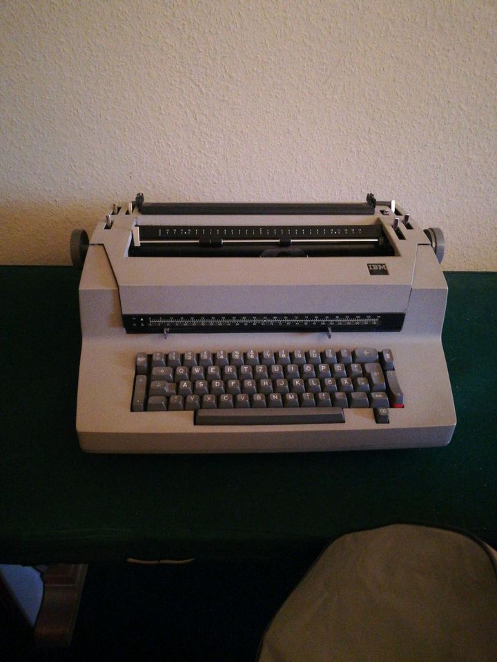 Schreibmaschine aus den 60igern retro in Aachen