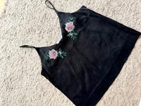 Schwarzes Satintop mit Blumenstickerei Sachsen-Anhalt - Kabelsketal Vorschau