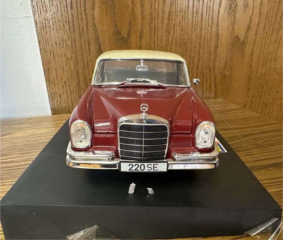 Modellauto 1:18 W111 Mercedes Benz 220-SE Heckflosse Revell in Frankfurt am Main