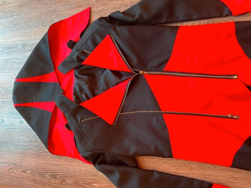 Assassins Creed Jacke/Mantel m. Kapuze Cosplay Kostüm schwarz/rot in Attenkirchen