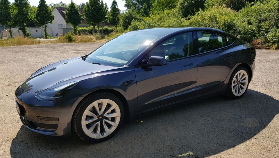 Tesla Model 3, Midnight Silver Metallic, Standart Range in Stuttgart