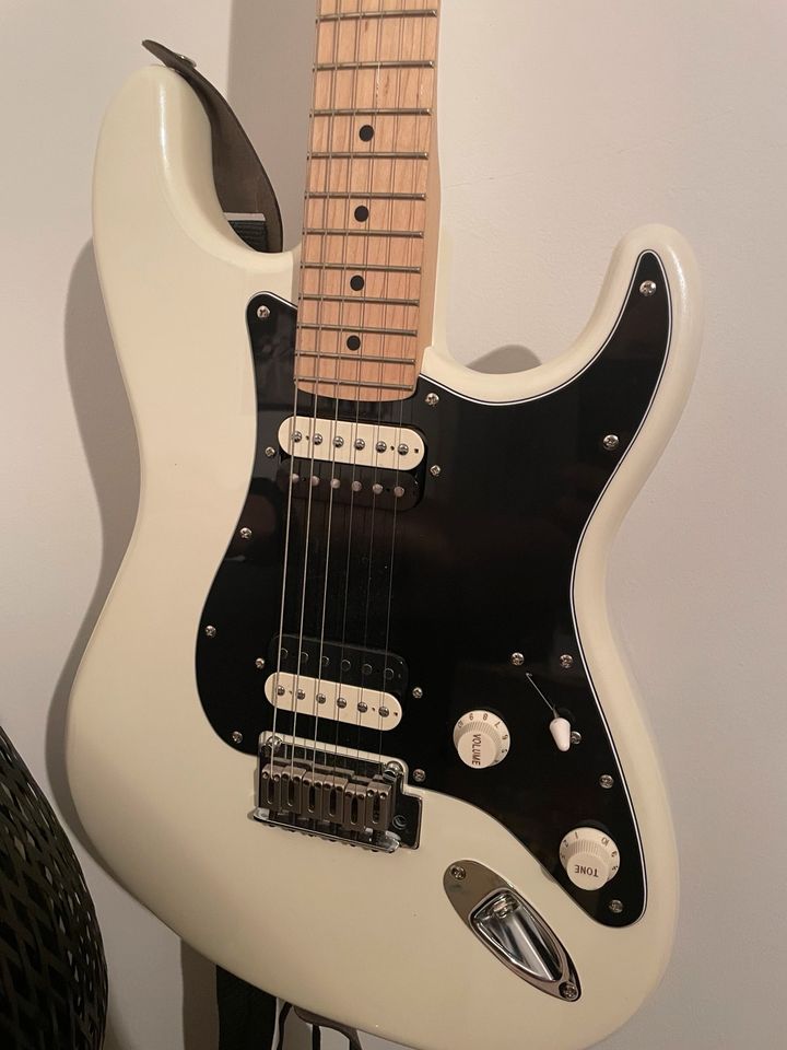 Squier Contemporary Stratocaster HH MN Pearl White by Fender in Tessin