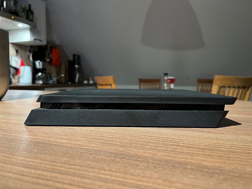 Playstation 4 Slim 1 TB in Limburg