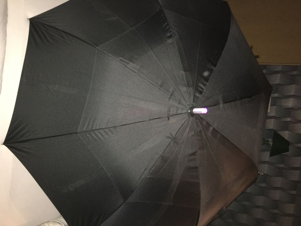 Toller Regenschirm mit Beleuchtung und Farbwechsel Farbe Schwarz in Berlin
