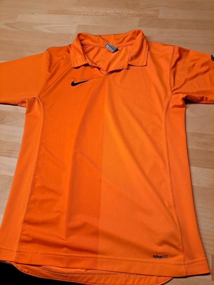 Nike Sportshirt gr. 152/158 in Velden