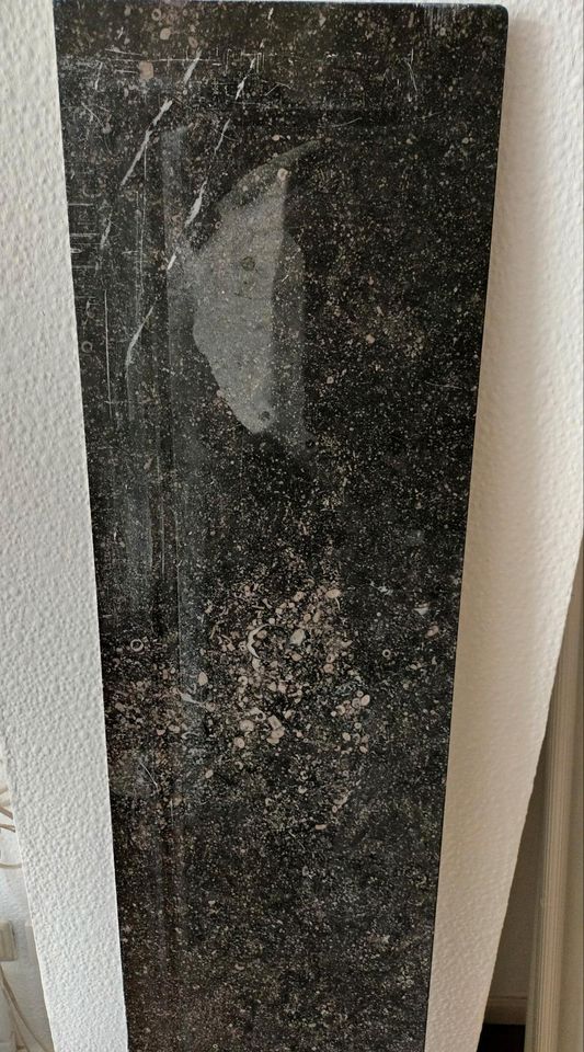 Fensterbank vermutl. Granit, schwarz marmoriert, 135 x 23 cm in Wuppertal
