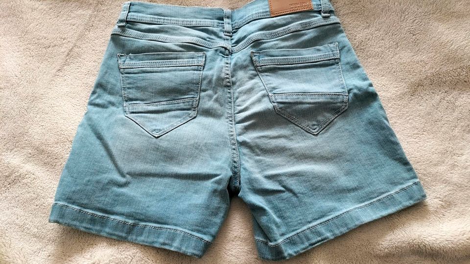 Jeans Shorts / Bermuda hellblau Takko in Greifswald