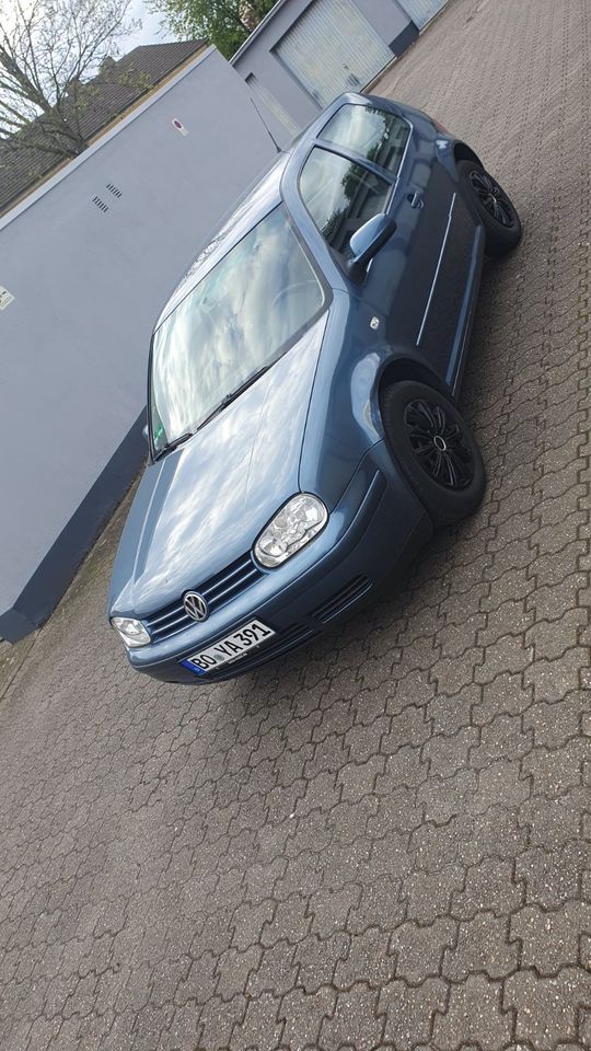 VW Golf 4  1,4 Benziner mit Tüv in Duisburg