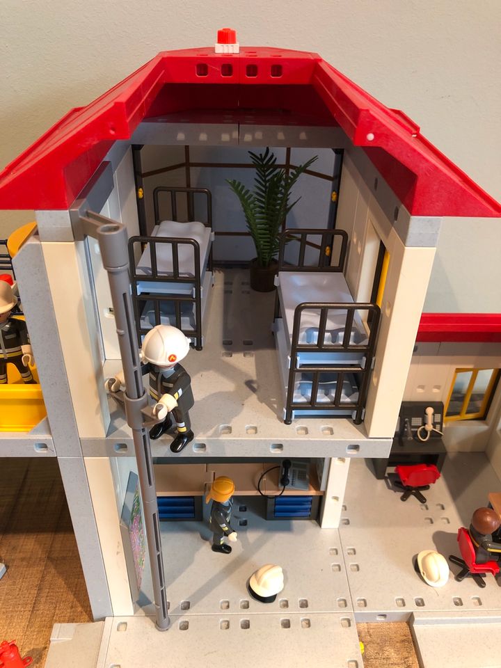 Playmobil Feuerwache mit Fahrzeugen in Wertheim