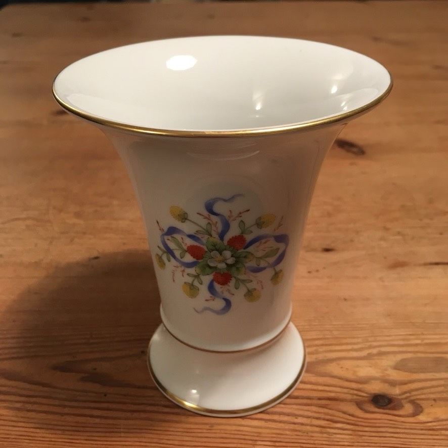 Blumenvase Porzellan v. Höchst Erdbeermotiv Goldrand handgemalt in München