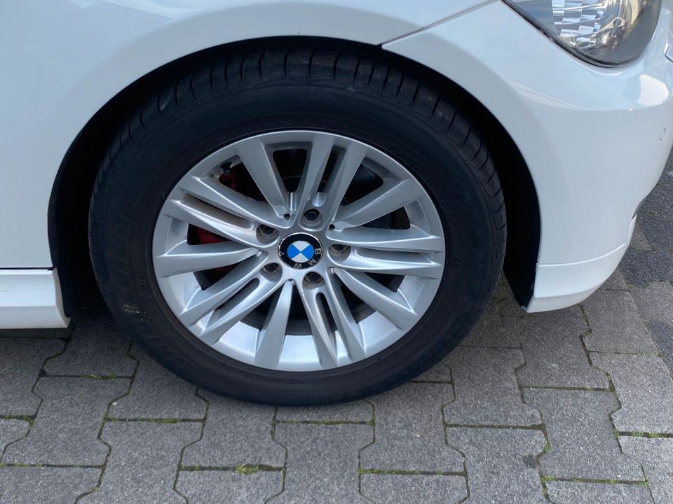 BMW 318i Tour./Navi-Panorama-Xenon-Teilleder-PDC in Neuss