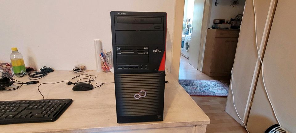 Fujitsu i7-4790 256GB SSD 16GB RAM Windows 10 in Essen-West