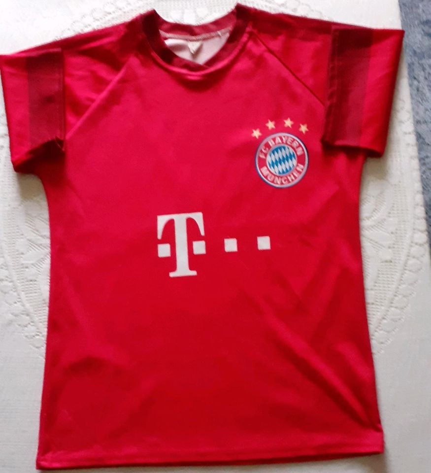 Verschiedene Shirts FC Bayern Gr. 140 in Röderland