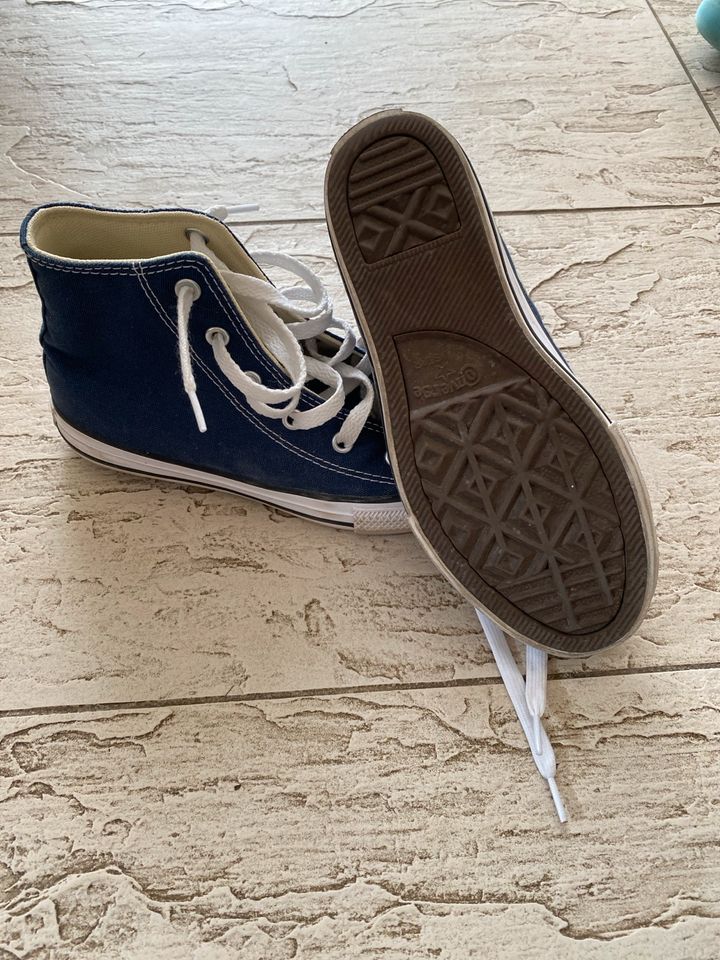 Converse Blau, Gr. 33 in Leinach