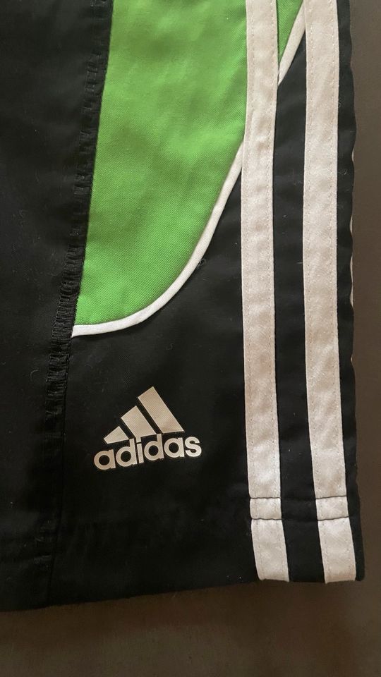 Adidas Sporthose schwarz grün Gr. 176 Top in Henfenfeld