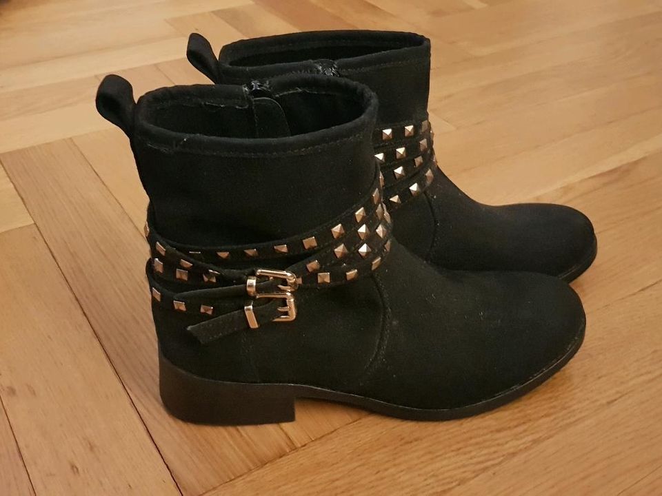 Neu Stiefeletten Größe 36 schwarz mit goldenen Nieten + Schnallen in Berlin