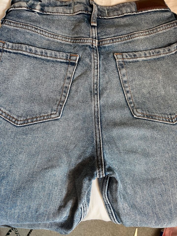 Hollister Ultra High Rise Jean Gr. 1R in Sindelfingen