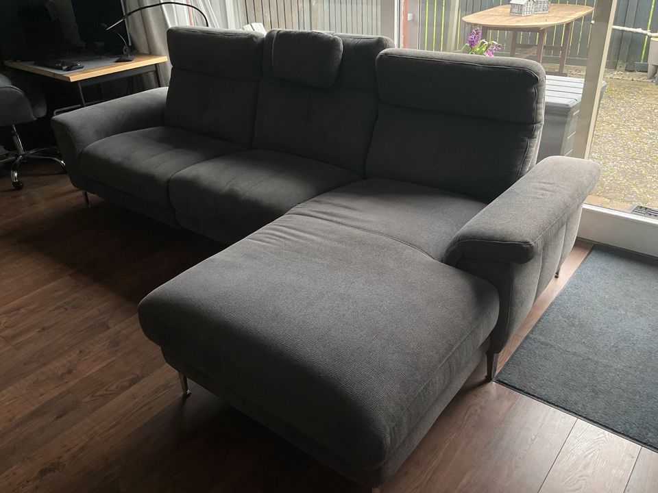 Sofa grau mit Longchair, Hocker und TV-Funktion (elektrisch) in Lübeck