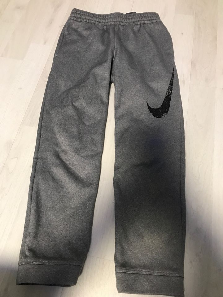 Nike Jogginghose Grau Dri Fit Sporthose Gr. 116-122 in Hamburg