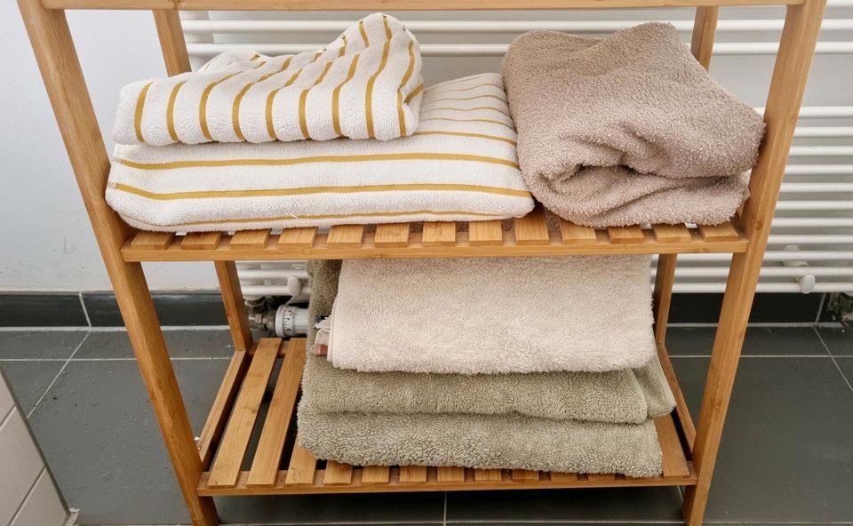 Bathroom basket, pillow, bathmat, containers, towels in Berlin