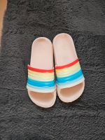 Badeschuhe Latschen Gr 32 Mädchen Regenbogen  Schlappen Urlaub Bayern - Gräfendorf Vorschau