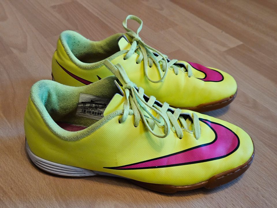 Nike Sportschuhe, Fußball Hallenschuhe, Turnschuhe Gr. 38,5 in Hockenheim