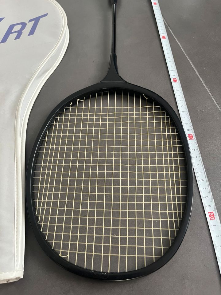 Badminton Schläger mit weißer Schutzhülle, schwarz in Groß-Gerau