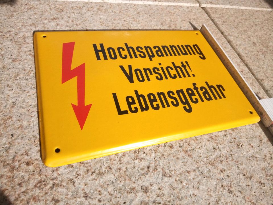 Emailschild Emailliert Blechschild DDR  Vorschicht  Hochspannung in Radebeul