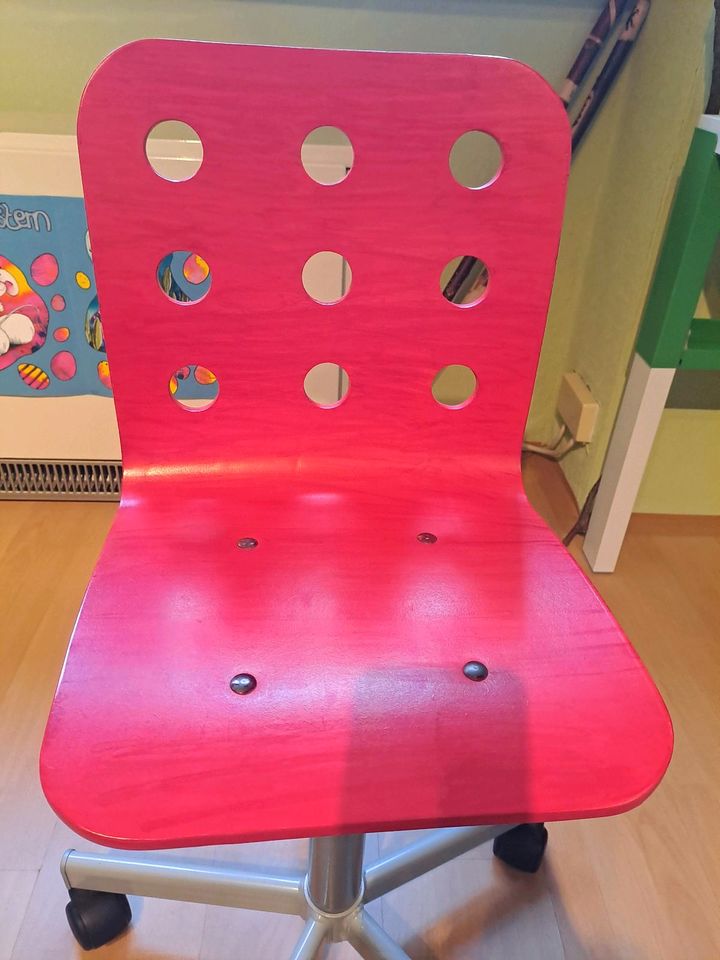 Ikea Jules Kinder Schreibtischstuhl / Drehstuhl auf Rollen rot in Essen