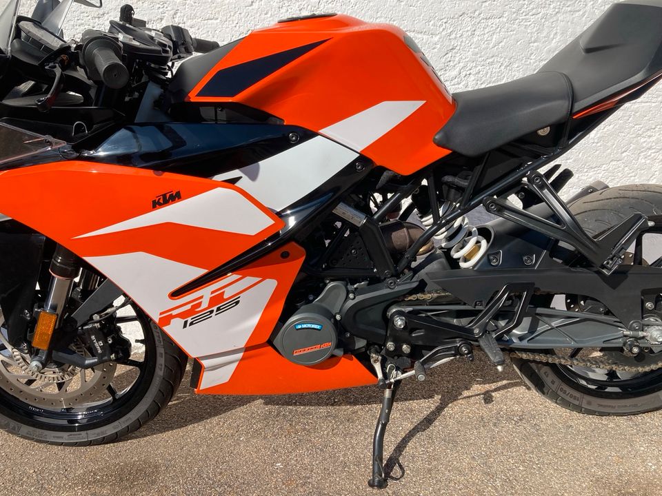 KTM RC 125. 2021. TOP Zustand! B196, A2. Garantie möglich. in Kelheim