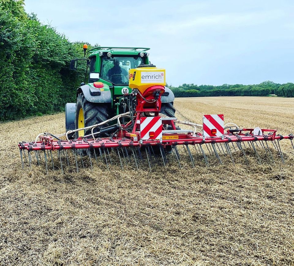 Strohstriegel Brix Strawmax 600 Pro + APV Säaggregat in Oering