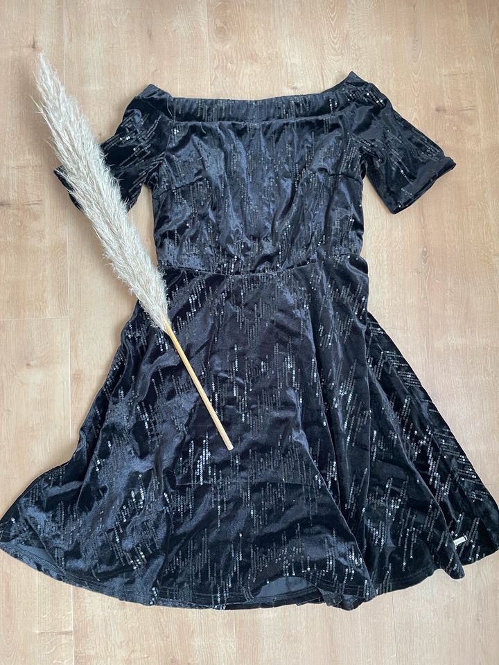 Schwarzes samt Kleid mit Pailletten schulterfrei Größe M in Ennepetal