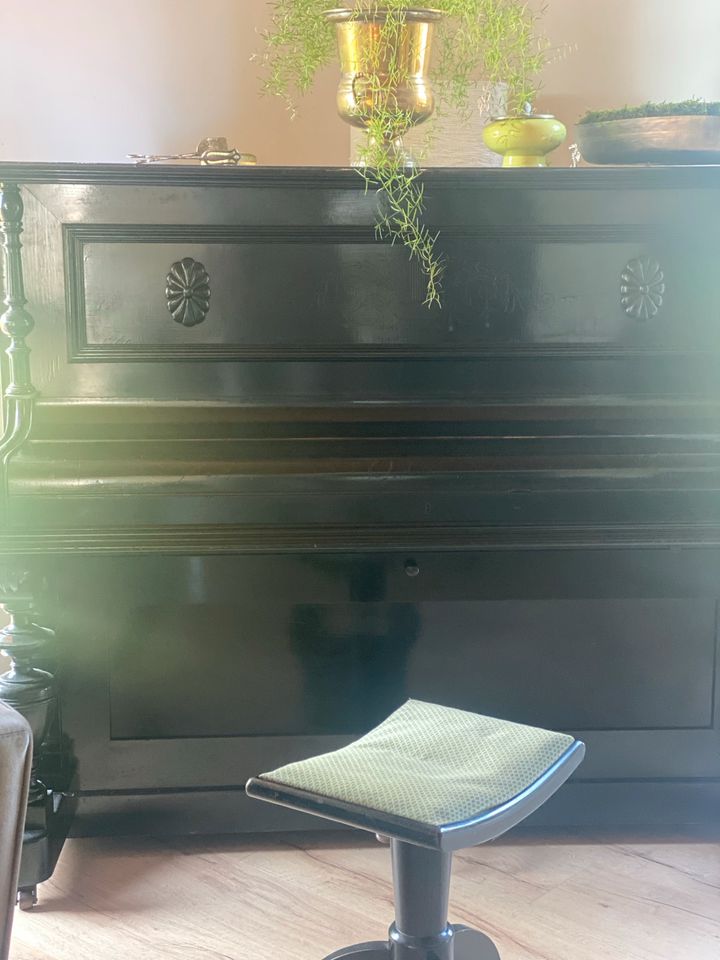 Klavier , antik, schwarz mit Hocker in Bloh