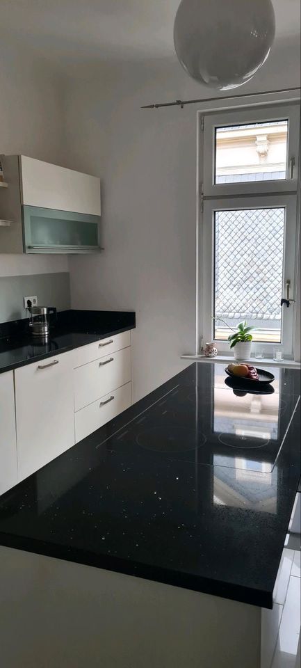 Moderne helle Wohnung mit Einbauküche, Balkon sowie Badewanne in Gotha