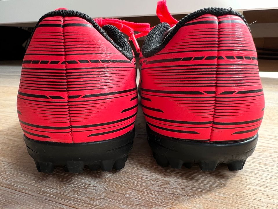 Puma Fußballschuhe Kinder rot / pink Leuchtfarbe neuwertig Gr. 29 in Scharbeutz