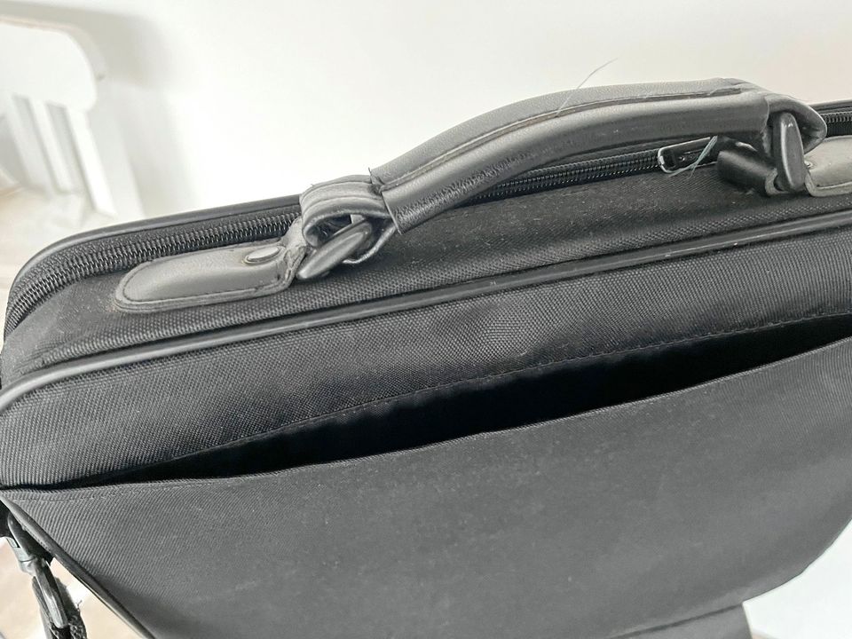 Case Logic schwarze kompakte Notebook Laptoptasche Umhängetasche in Wetzlar