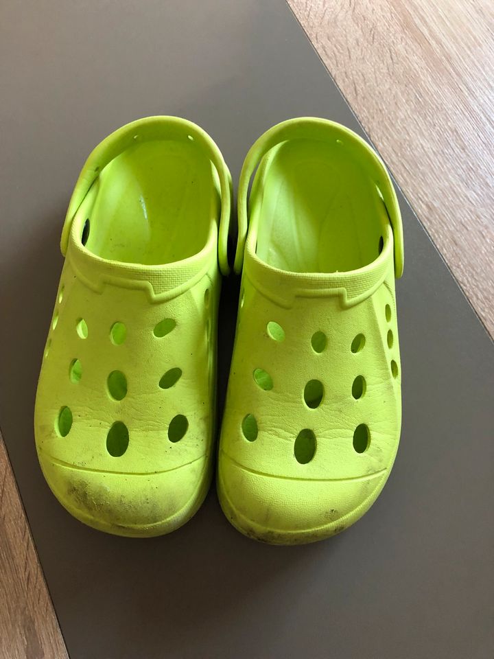 CROCS Junge in Keltern