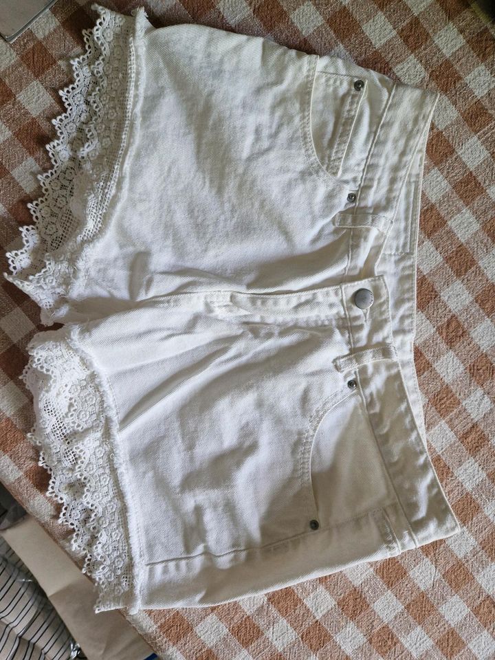 Weiße Denim Shorts von Amisu in Saarlouis