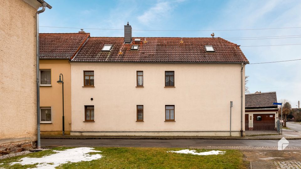 Frei werdendes und vielseitig nutzbares Zweifamilienhaus mit Garten und Garagen in Regis-Breitingen