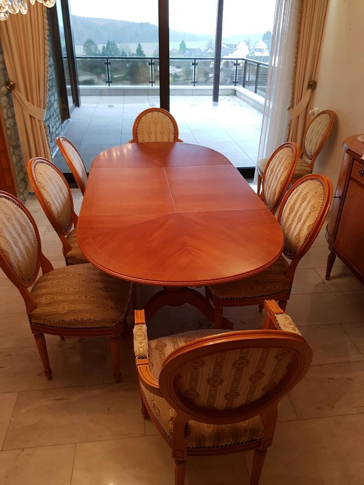 Tisch mit 8 Stühlen in Weilburg