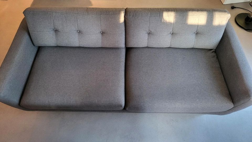 Gemütliches 3-Sitzer Sofa/Couch von Sofacompany in grau & Kissen in Berlin