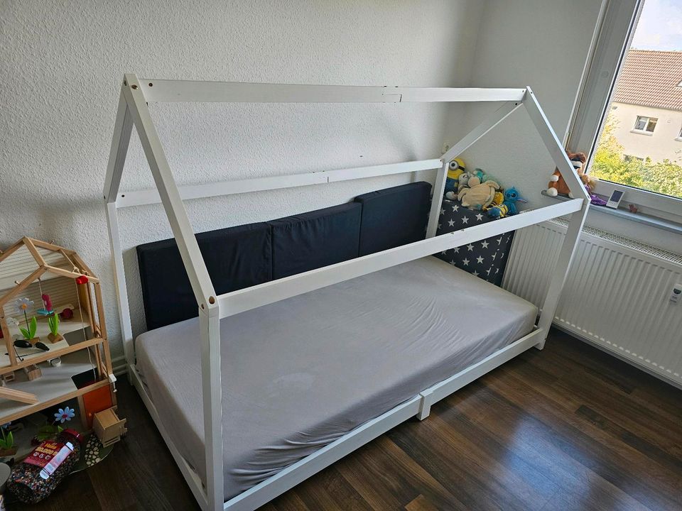 Neuwertiges Kinderbett  mit Matratze 90x200cm in Fulda