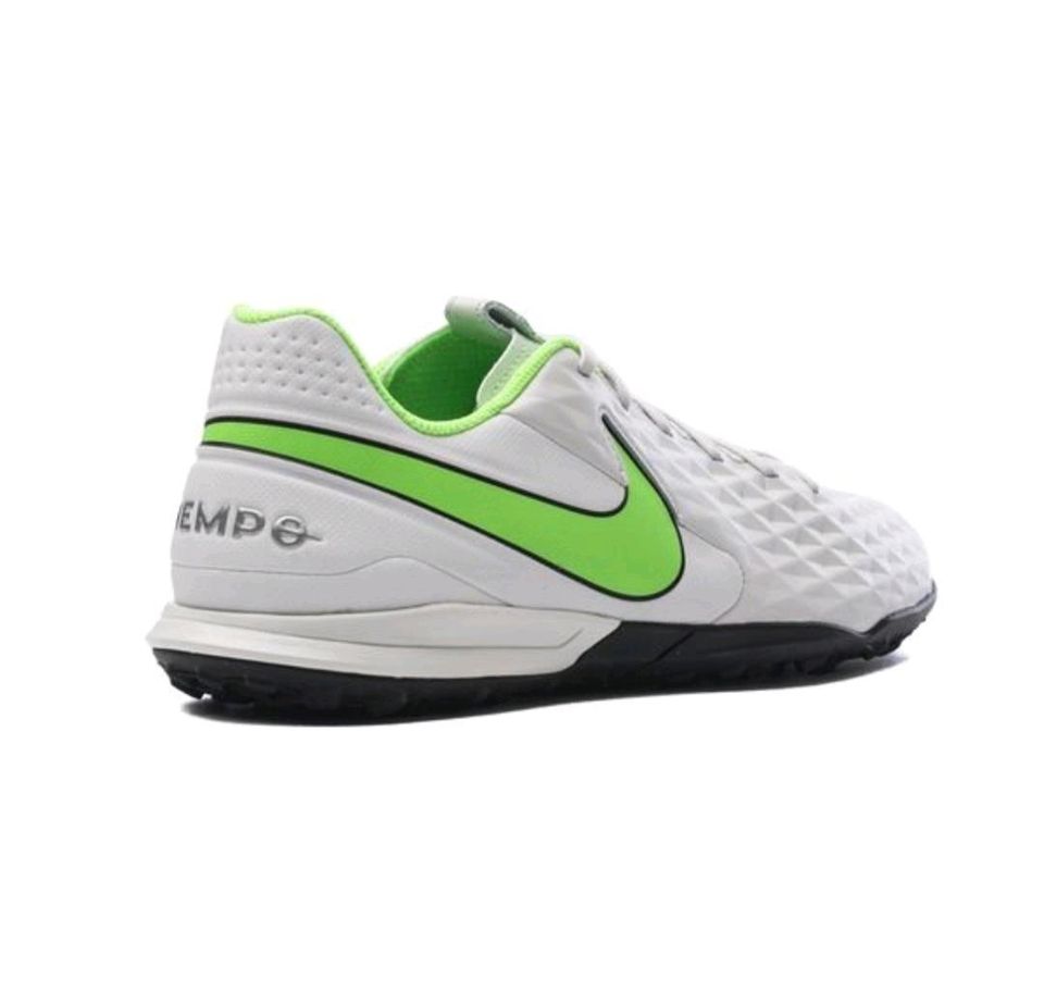 NIKE JUNIOR TIEMPO LEGEND 8 CLUB TF PLATINUM TINT RAGE GREEN 43 in Stuttgart