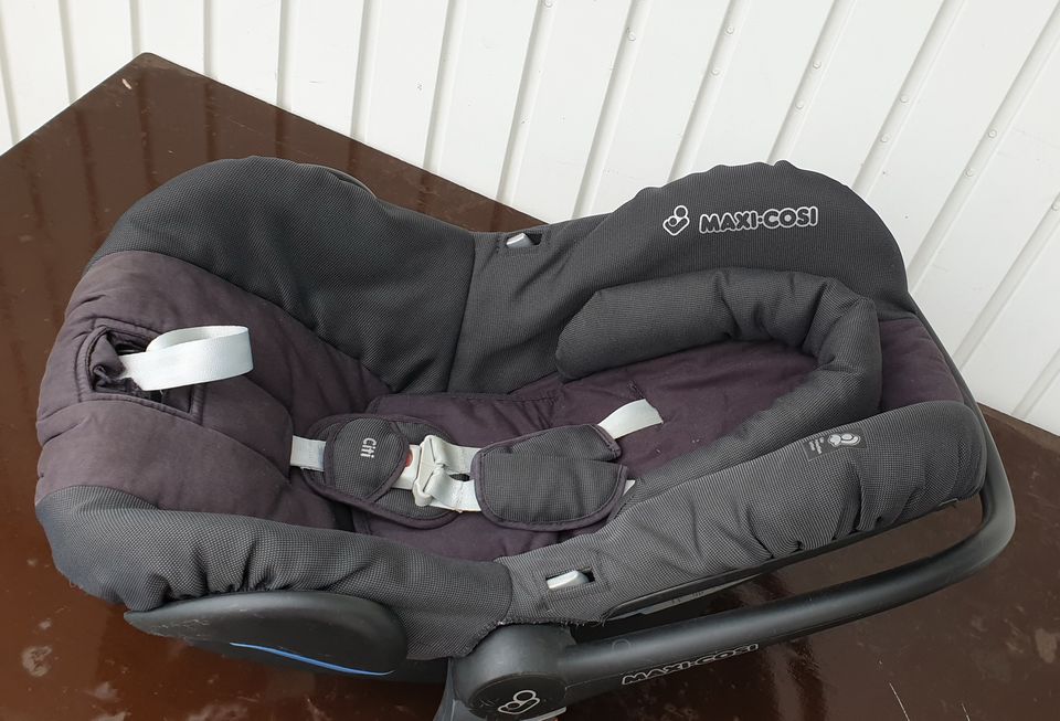 Maxi Cosi Babyschale Aufsatz Kinderwagen Auto Beifahrersitz in Bernhardswald